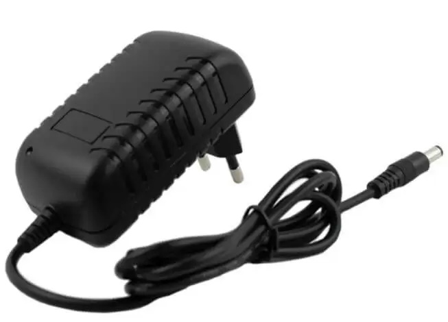 Juodas kompaktiškas elektrinio prietaiso sieninis įkroviklis su europinio tipo kištuku ir maitinimo laidu.