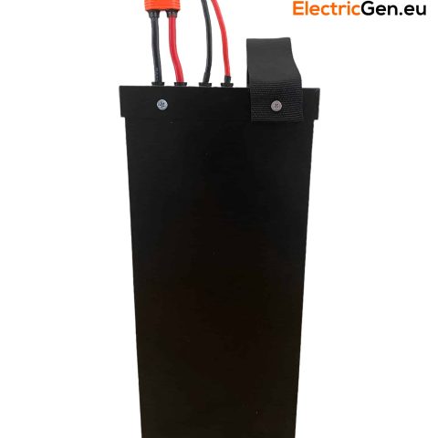 Aukštas juodas elektrinio motociklo akumuliatorius su iš viršaus išeinančiais laidais ir nešiojimo dirželiu.