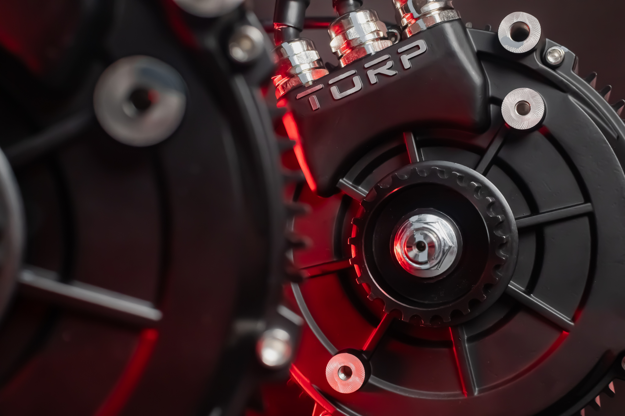 Torp TM25 variklio korpusas su tvirtinimo taškais, artimas vaizdas