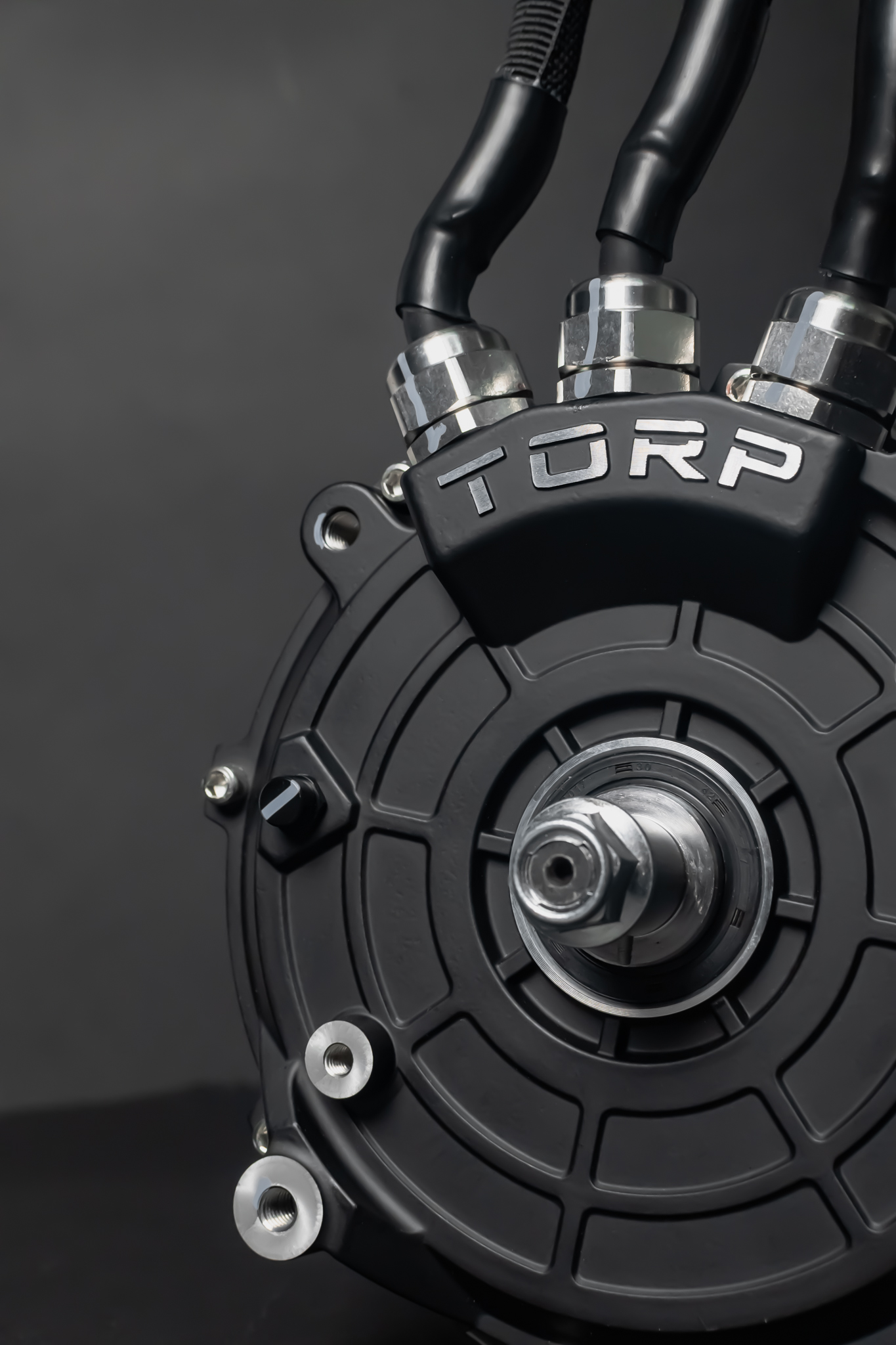 Torp TM40 Pro mid-drive variklis Sur-Ron Light Bee, bendras kampinis vaizdas