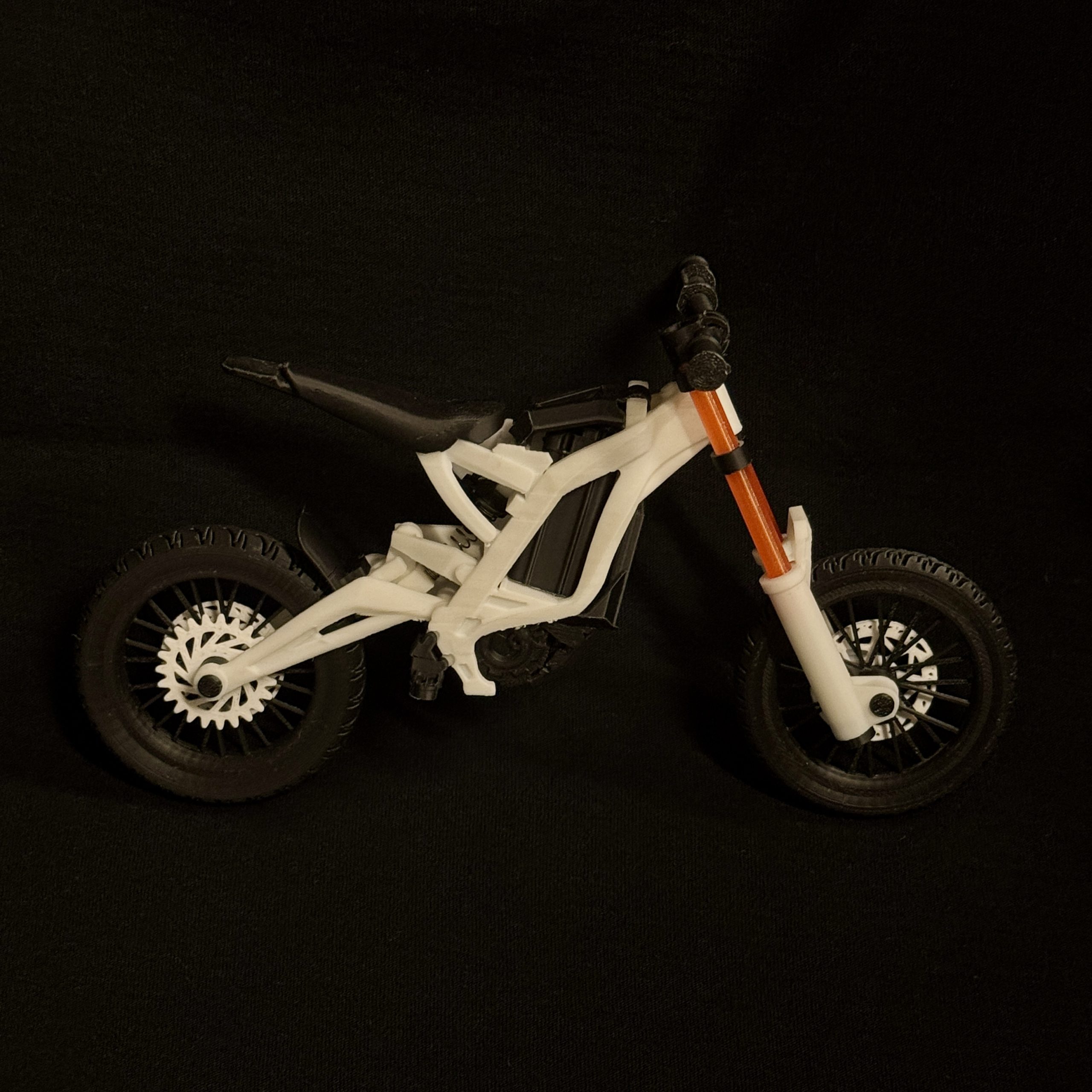 SurRon Mini 3D baltas motociklo modelis iš šono