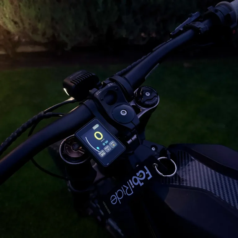 Wyświetlacz FabiRide Dash Pro na kierownicy roweru elektrycznego pokazujący prędkość na żywo