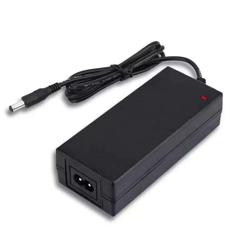 Chargeur 12,6V 4,5A avec indication LED pour batteries de vélos et trottinettes électriques