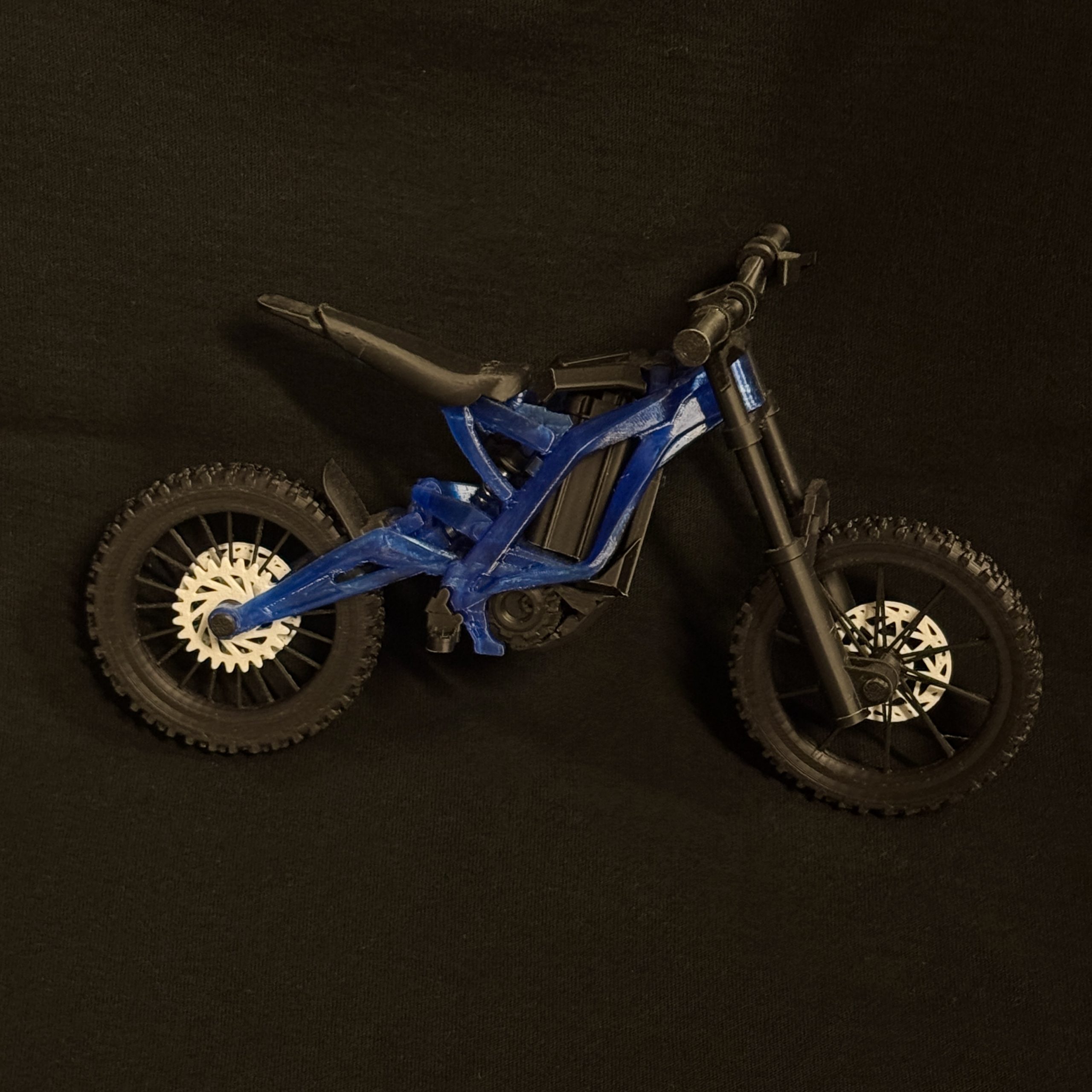 SurRon Mini 3D raudonos spalvos modelis, matoma priekinė šakė ir vairas